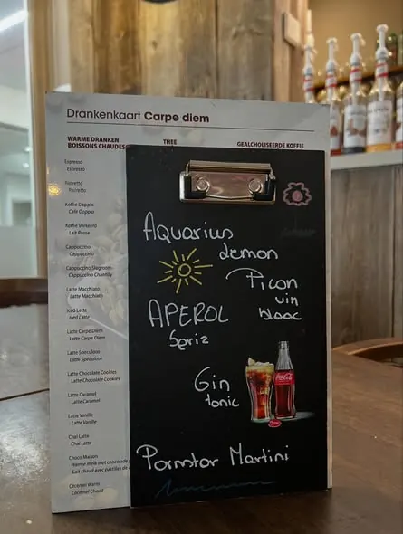 Drankenkaart van Carpe Diem op tafel met krijtbord