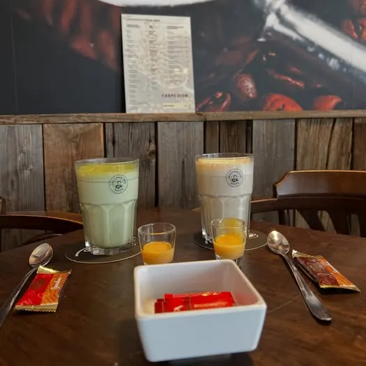 Koffie geserveerd met advocaat, slagroom en chocolade